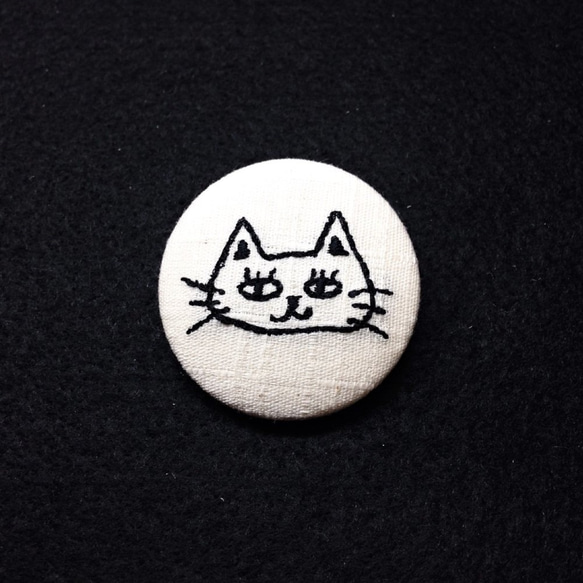 刺繍ボタンブローチ　「ゆるかわ猫」 1枚目の画像