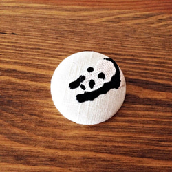 刺繍ボタンブローチ　「パンダ」 1枚目の画像