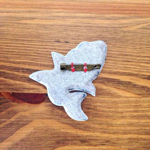 刺繍ブローチ　「サメ」 2枚目の画像