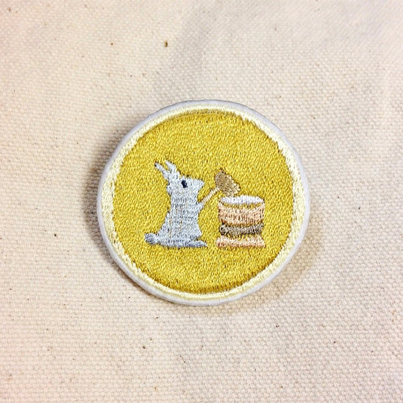 刺繍ブローチ　「月の餅つきウサギ」 1枚目の画像