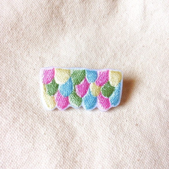 刺繍ブローチ　「春のうろこパッチ」 1枚目の画像