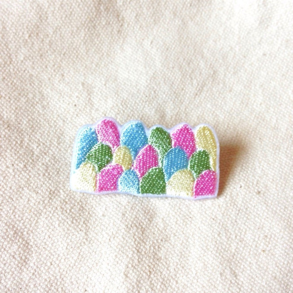 刺繍ブローチ　「春のうろこパッチ」 2枚目の画像