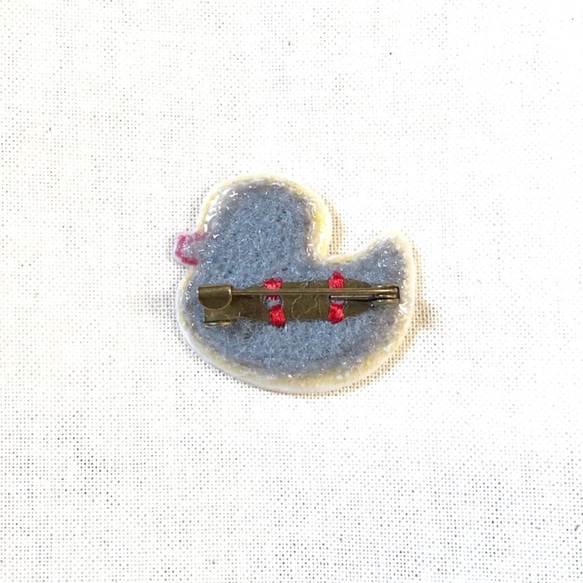 刺繍ブローチ　「アヒルのおもちゃ」 2枚目の画像