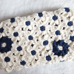 白いお花のモチーフ編みのポーチ 2枚目の画像