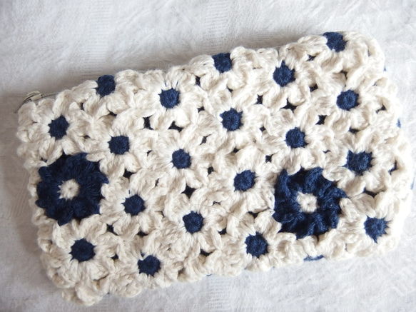 白いお花のモチーフ編みのポーチ 2枚目の画像