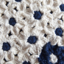 白いお花のモチーフ編みのポーチ 5枚目の画像