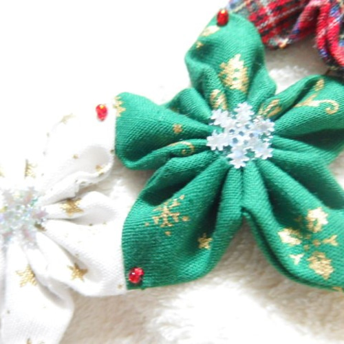 世界でひとつ・赤緑白3色のクリスマスカラーで作ったつまみ細工の