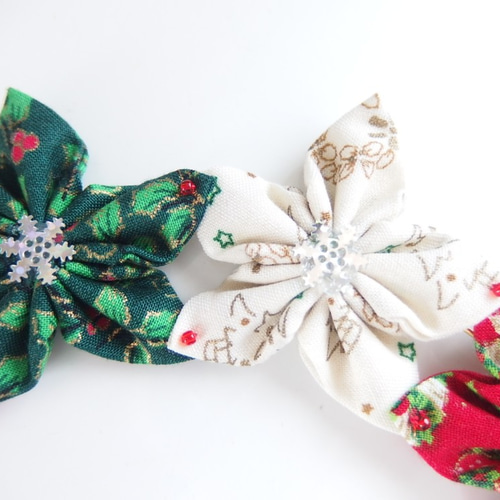 世界でひとつ・赤緑白3色のクリスマスカラーで作ったつまみ細工