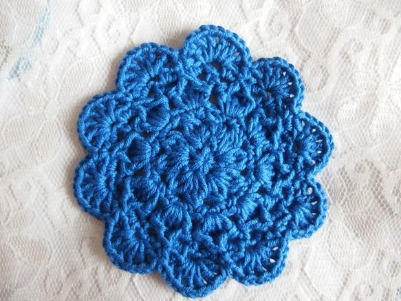 「送料無料」ポコポコとした編み目がかわいいコースター　2枚組　青・白 4枚目の画像