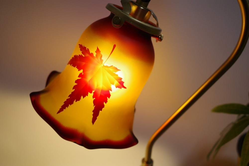 アンティーク調テーブルランプスタンドと紅葉のガラスランプシェード