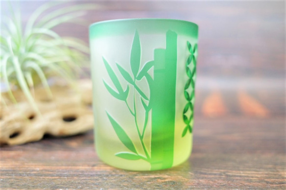 竹と七宝文様 緑のショットグラス（ぐい呑み・おちょこ） 2枚目の画像