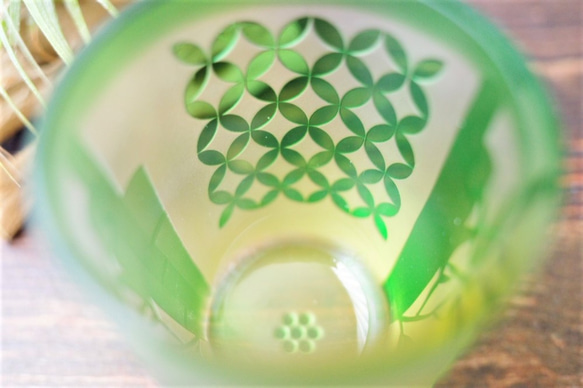 竹と七宝文様 緑のショットグラス（ぐい呑み・おちょこ） 4枚目の画像