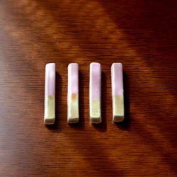 桜色とクリーム色の釉薬 掛け分け箸置き 3枚目の画像