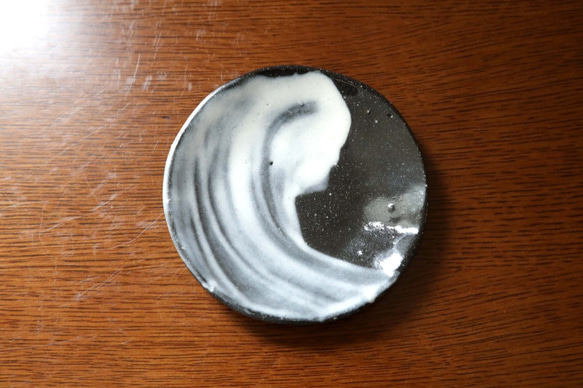 [SALE]黒御影土と刷毛目の小皿 3枚目の画像