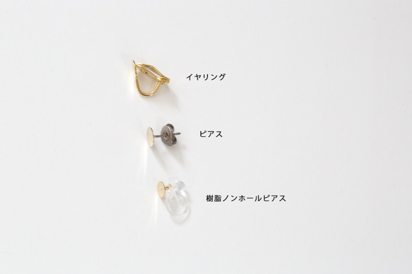 【再販】小さな陶器の金彩ピアス・イヤリング / グレー 5枚目の画像