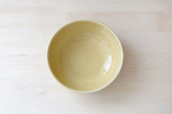 優しいクリーム色の陶器ボウル 3枚目の画像