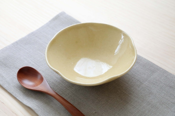 優しいクリーム色の釉薬 輪花鉢 お椀・ボウル・鉢 TSUCHI-HANAKI 通販