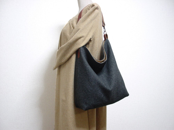 ウールのワンハンドルバッグ（濃いグレー×ブラウン革） 1枚目の画像