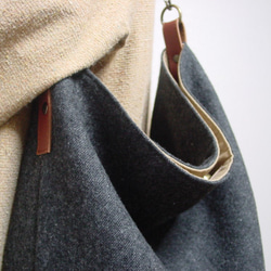 ウールのワンハンドルバッグ（濃いグレー×ブラウン革） 3枚目の画像