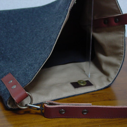 ウールのワンハンドルバッグ（濃いグレー×ブラウン革） 4枚目の画像