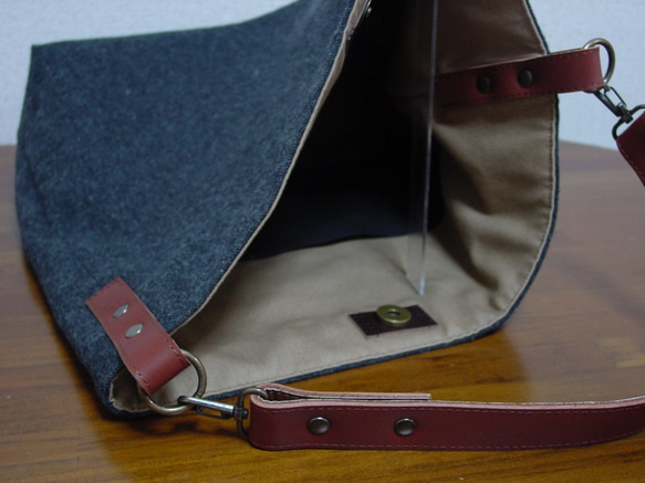 ウールのワンハンドルバッグ（濃いグレー×ブラウン革） 4枚目の画像