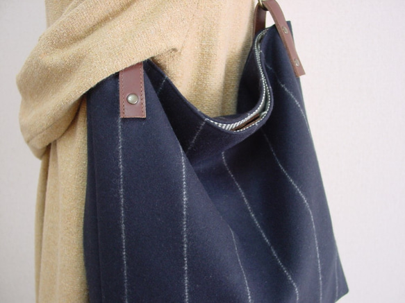 ☆受注製作☆ストライプウールのワンハンドルバッグ（紺×チョコ色革） 3枚目の画像