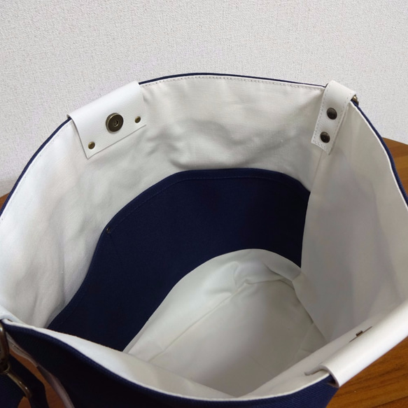 ☆受注製作☆帆布の楕円底ショルダーバッグ（紺色×白革） 4枚目の画像