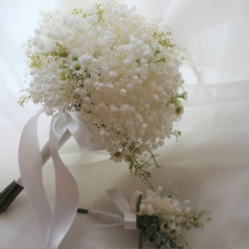 かすみ草のナチュラルクラッチブーケ