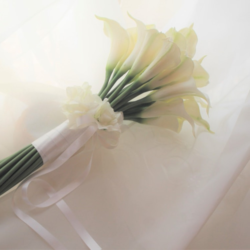 2024年ウェディング】清楚なカラーのアームブーケ ブーケ アトリエ