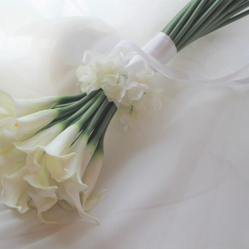 2024年ウェディング】清楚なカラーのアームブーケ ブーケ アトリエ