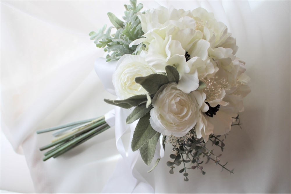 アネモネの清楚なクラッチブーケ 22,400円