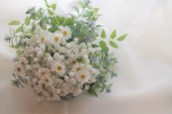 かすみ草とマトリカリアのナチュラルクラッチブーケ ブーケ