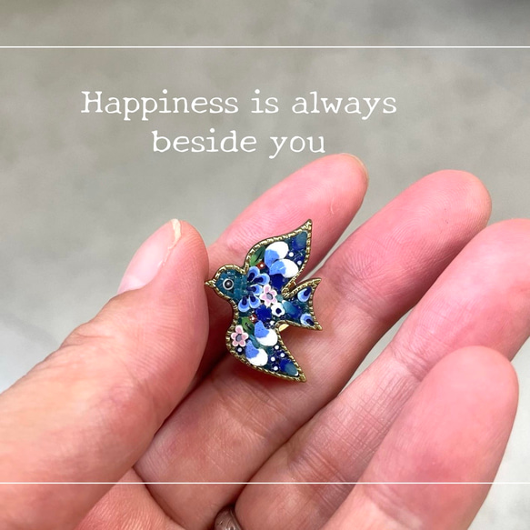 【ピンブローチ】青い鳥「幸せはいつも傍に」｜ミクロモザイク｜プレゼントにも最適 2枚目の画像
