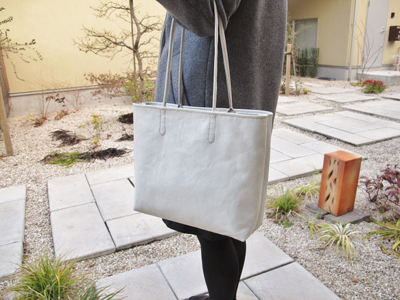 hand stitch + white leather tote bag 2枚目の画像