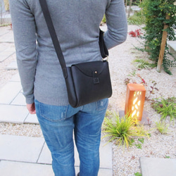 hand stitch + black leather shoulder bag 4枚目の画像