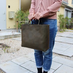 hand stitch + dark moss green leather tote bag 3枚目の画像