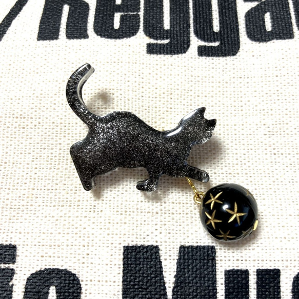 黒猫のブローチ（ボールで遊ぶ2weyタイプ）☆レジン ブローチ にゃん 