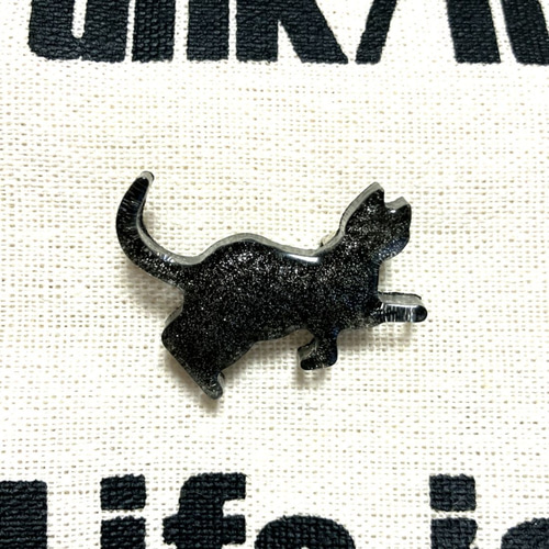 黒猫のブローチ（ボールで遊ぶ2weyタイプ）☆レジン ブローチ にゃん 