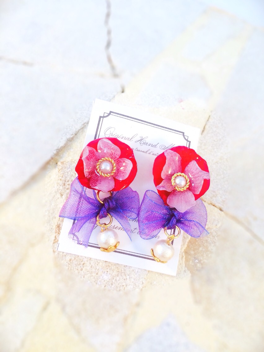 【生花】赤いバラとアジサイのエレガントなピアス