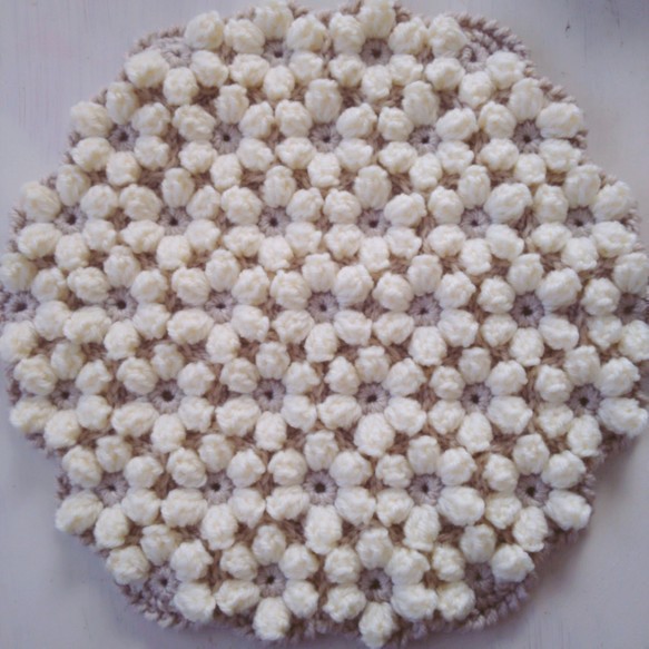 お花モチーフ　手編みの円座　オフホワイト 2枚目の画像