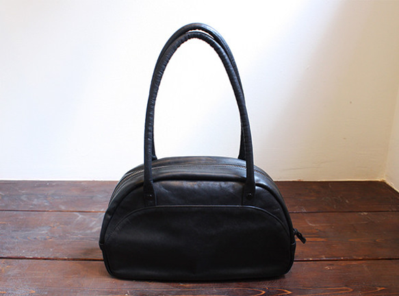 出番が多そうなちょっと小ぶりで軽い革のシンプルbag（ブラック） 2枚目の画像