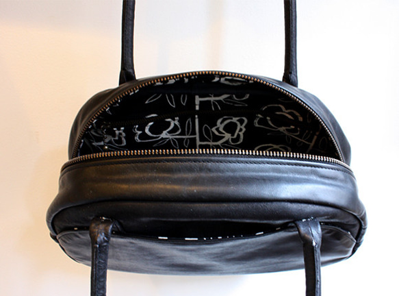 出番が多そうなちょっと小ぶりで軽い革のシンプルbag（ブラック） 4枚目の画像