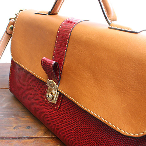 アルマジロ革仕様のできる女のカチッとバッグ ショルダーバッグ かばん