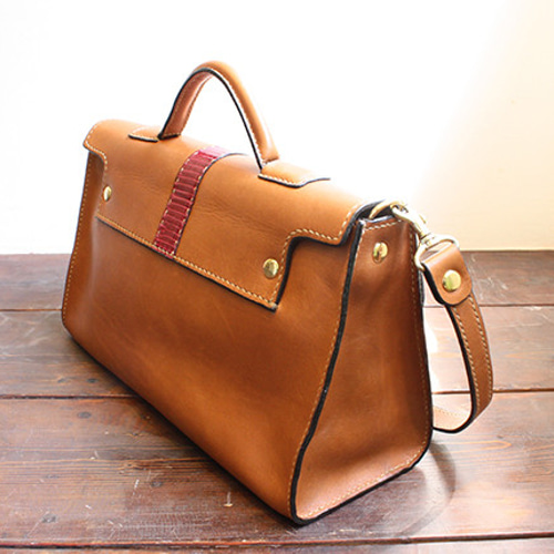 アルマジロ革仕様のできる女のカチッとバッグ ショルダーバッグ かばん