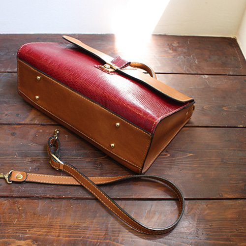 アルマジロ革仕様のできる女のカチッとバッグ ショルダーバッグ かばん