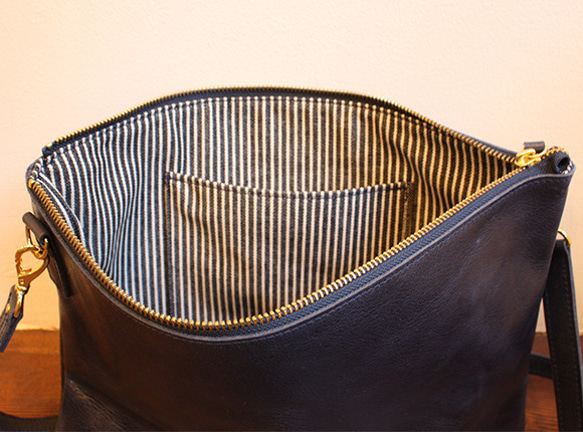 革素材のシンプルシックな軽やかお出かけショルダー(ネイビー) 7枚目の画像