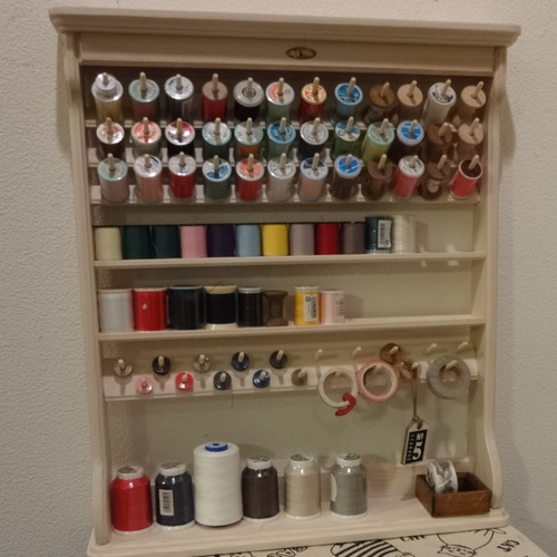 フレンチカントリー 糸立てラック（2段棚付き、ボビンプレート