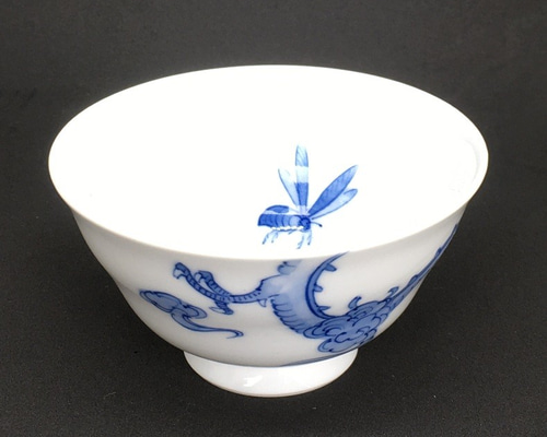 大隈重信や明治の元勲が愛した有田焼の盃 「染付蜂龍図盃