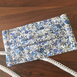 刺繍入りコットンローン生地とブルー花柄ダブルガーゼのプリーツマスク  白 5枚目の画像