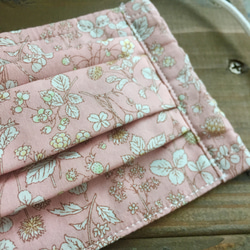 くすみピンク花柄ローン生地のマスク フィルターポケット付き 1枚目の画像